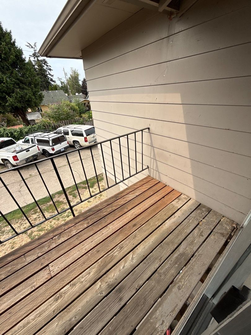 $1595 First 3 Months, NE Salem 3 Bed, 1 Bath, 2nd Floor Apartment, Pet's are Welcome, AVAILABLE NOW! property image