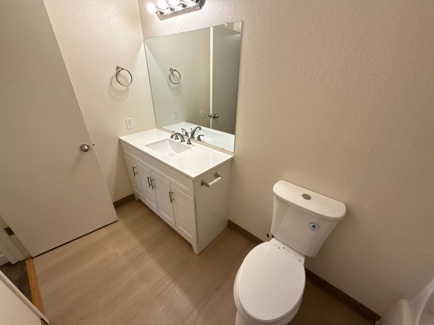 NW Salem 2 Bed, 1 Bath, 2nd Floor Apartment, AVAILABLE NOW! property image