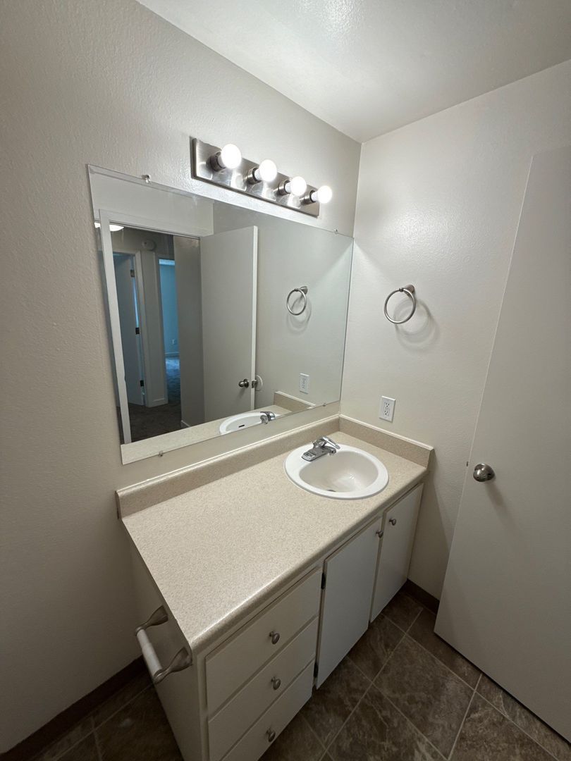 NW Salem, 2 Bed, 1 Bath, Spacious 2nd Floor Apartment, Pets are Welcome, AVAILABLE NOW! property image