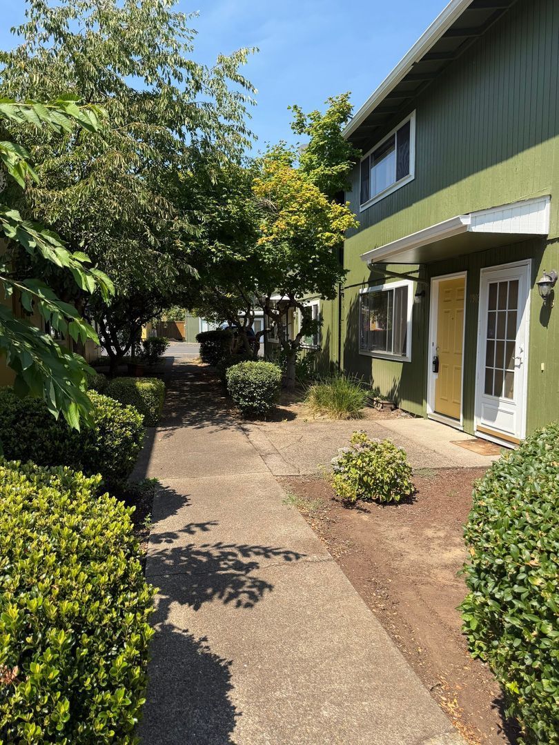 Eugene 2 Bed 1.5 Bath Condo, AVAILABLE NOW! property image