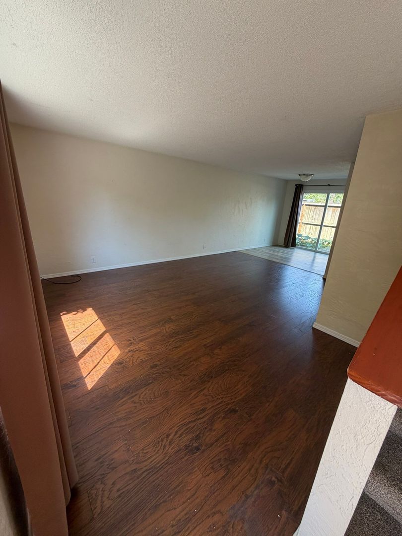 Eugene 2 Bed 1.5 Bath Condo, AVAILABLE NOW! property image