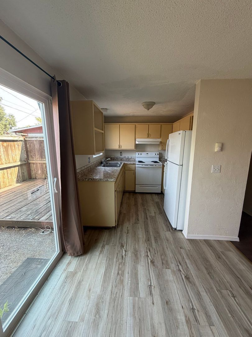 Eugene 2 Bed 1.5 Bath Condo, AVAILABLE NOW! property image
