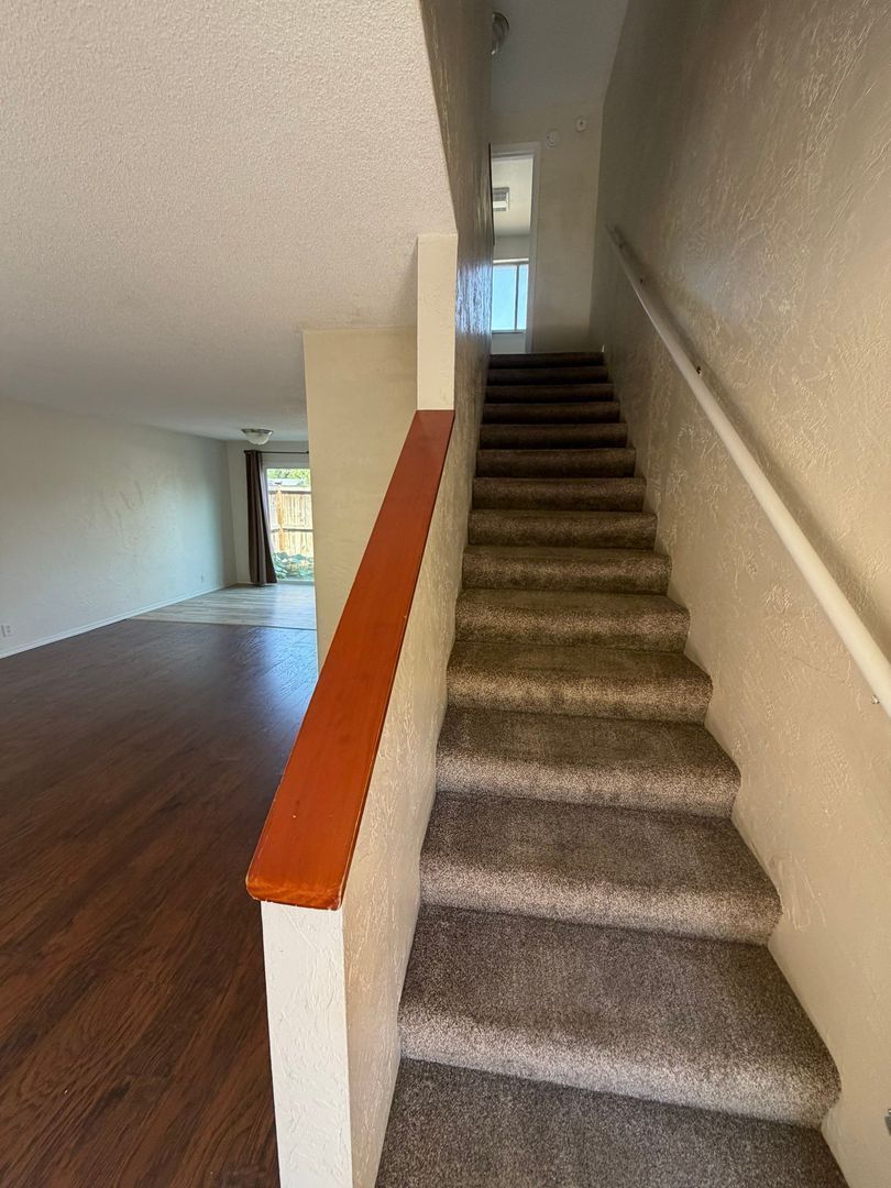 Eugene 2 Bed 1.5 Bath Condo, AVAILABLE NOW! property image