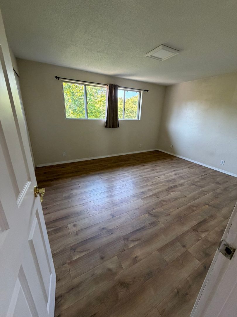 Eugene 2 Bed 1.5 Bath Condo, AVAILABLE NOW! property image