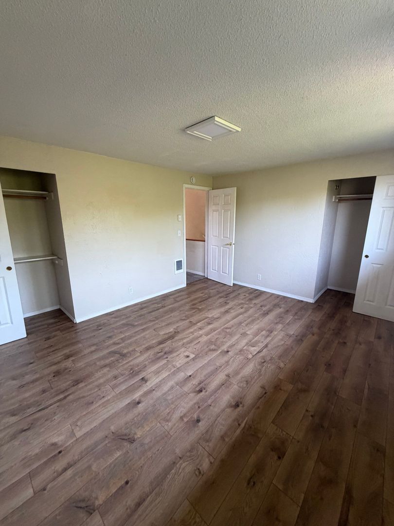 Eugene 2 Bed 1.5 Bath Condo, AVAILABLE NOW! property image