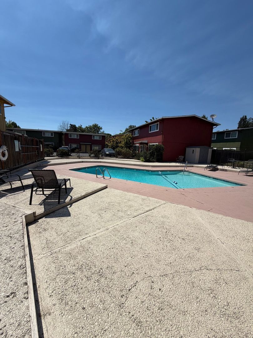 Eugene 2 Bed 1.5 Bath Condo, AVAILABLE NOW! property image