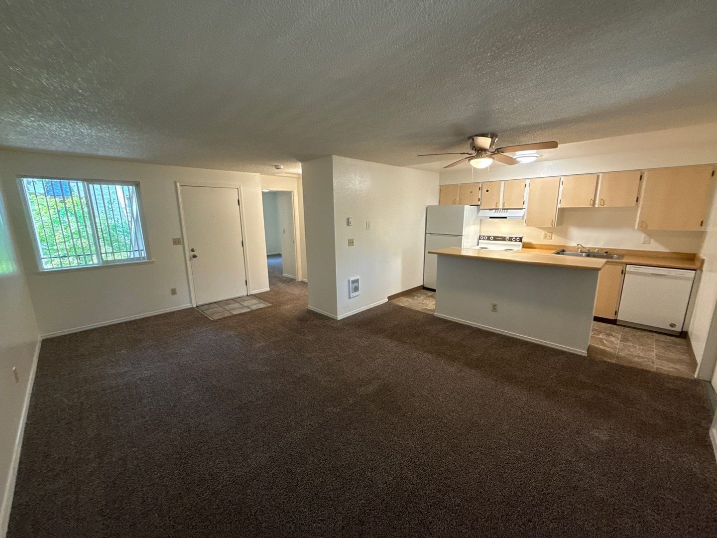 $1,025 First 3 Months, S Salem, 1 Bed, 1 Bath, 2nd Floor Apartment, Laundry On Site, AVAILABLE NOW! property image