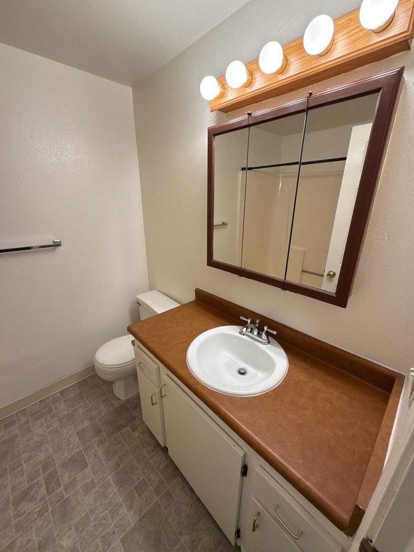 $1,025 First 3 Months, S Salem, 1 Bed, 1 Bath, 2nd Floor Apartment, Laundry On Site, AVAILABLE NOW! property image