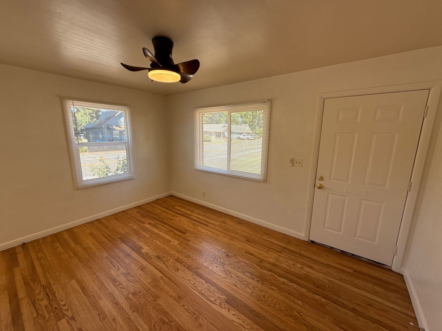 $975 First 3 Month, Charming One Bedroom Cottage! W/S/G Paid! Hardwood Flooring, AVAILABLE NOW! property image