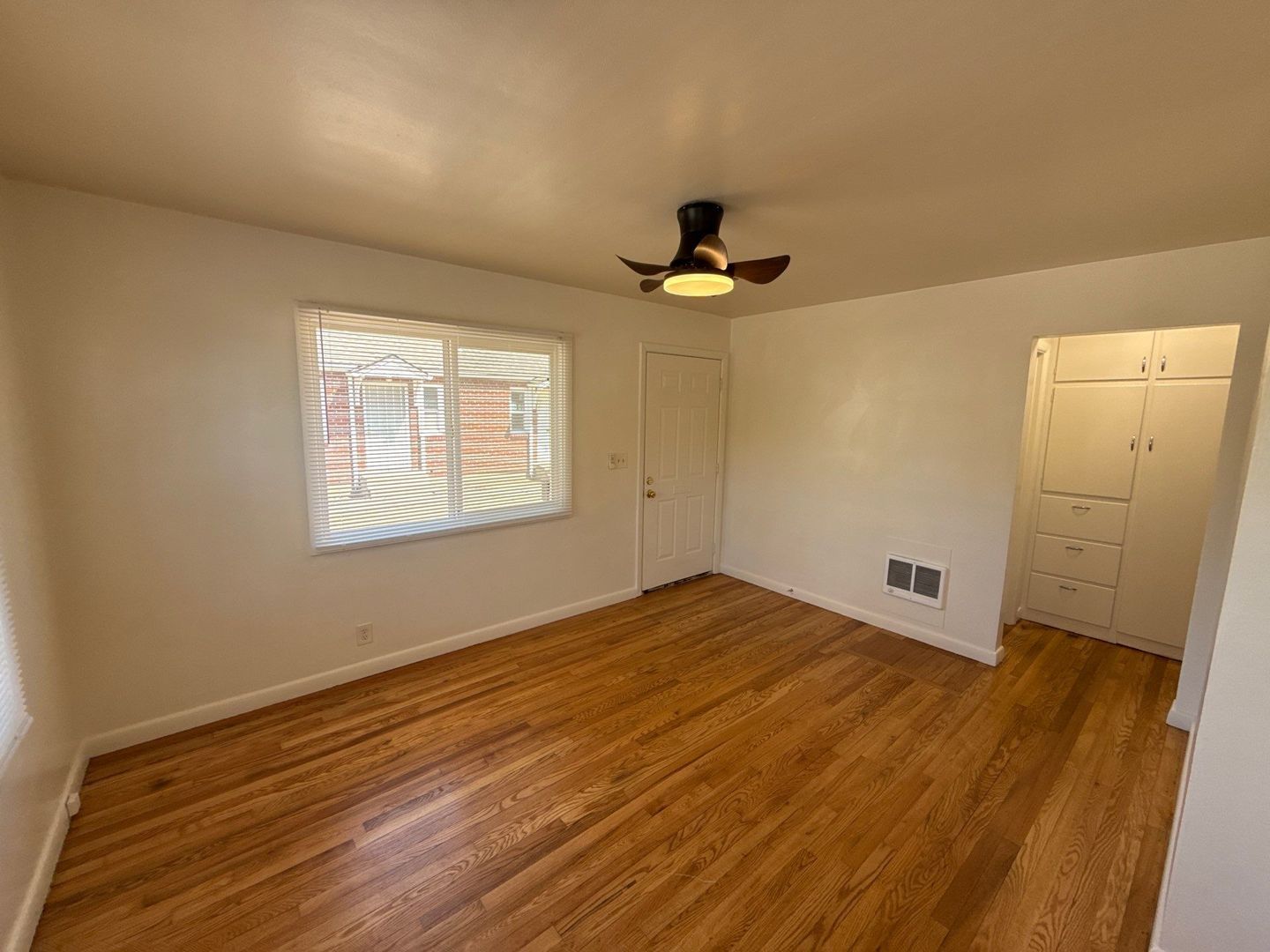 $975 First 3 Month, Charming One Bedroom Cottage! W/S/G Paid! Hardwood Flooring, AVAILABLE NOW! property image