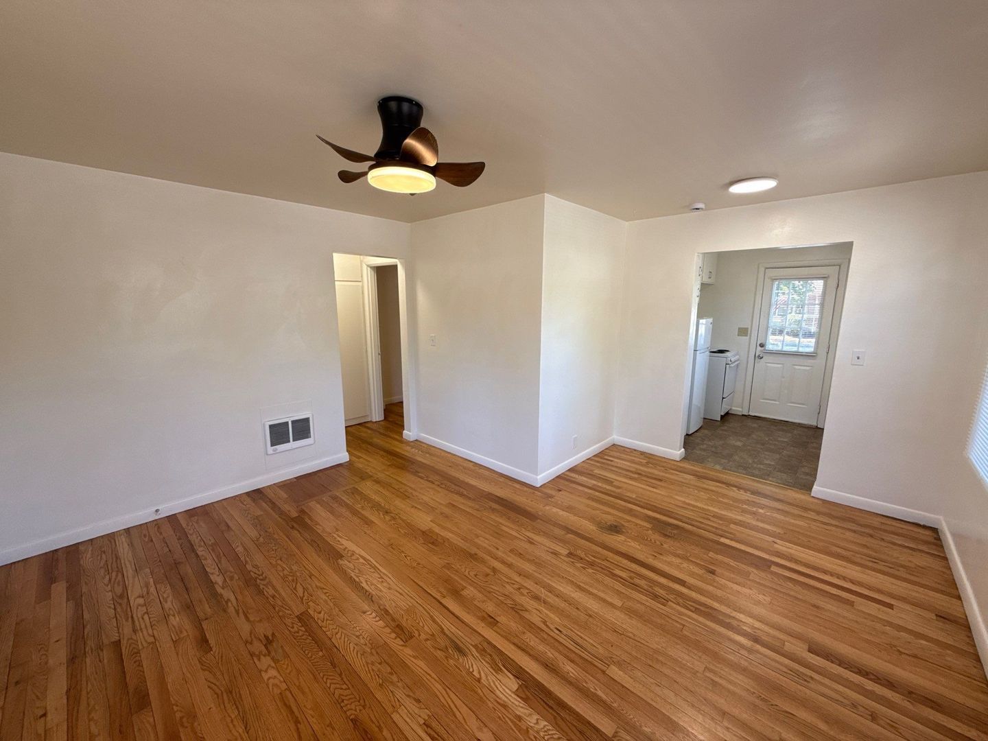 $975 First 3 Month, Charming One Bedroom Cottage! W/S/G Paid! Hardwood Flooring, AVAILABLE NOW! property image