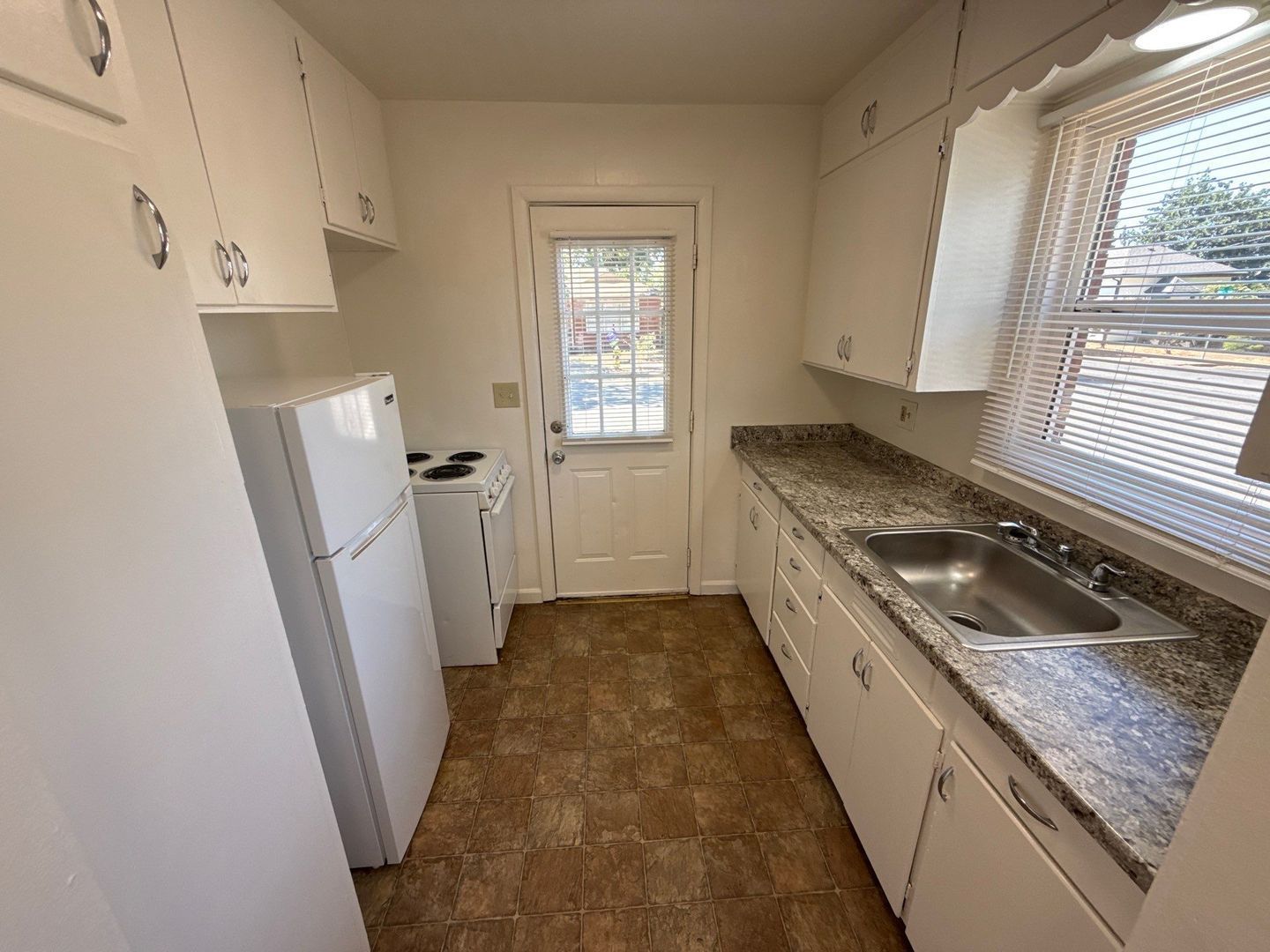 $975 First 3 Month, Charming One Bedroom Cottage! W/S/G Paid! Hardwood Flooring, AVAILABLE NOW! property image