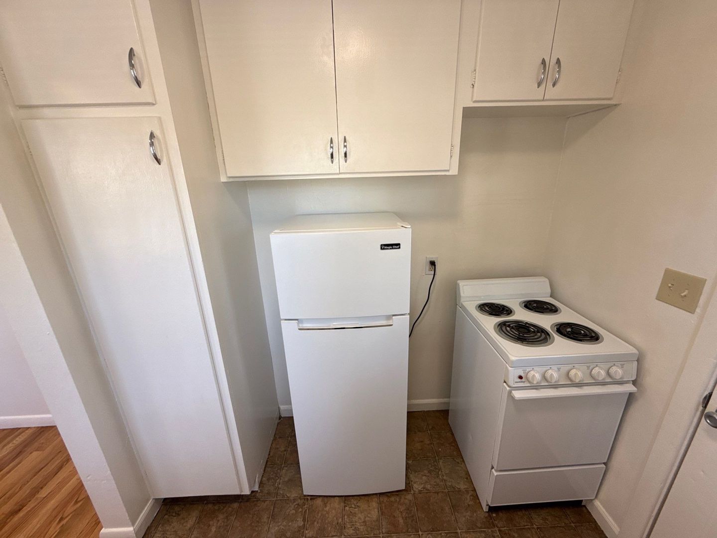 $975 First 3 Month, Charming One Bedroom Cottage! W/S/G Paid! Hardwood Flooring, AVAILABLE NOW! property image