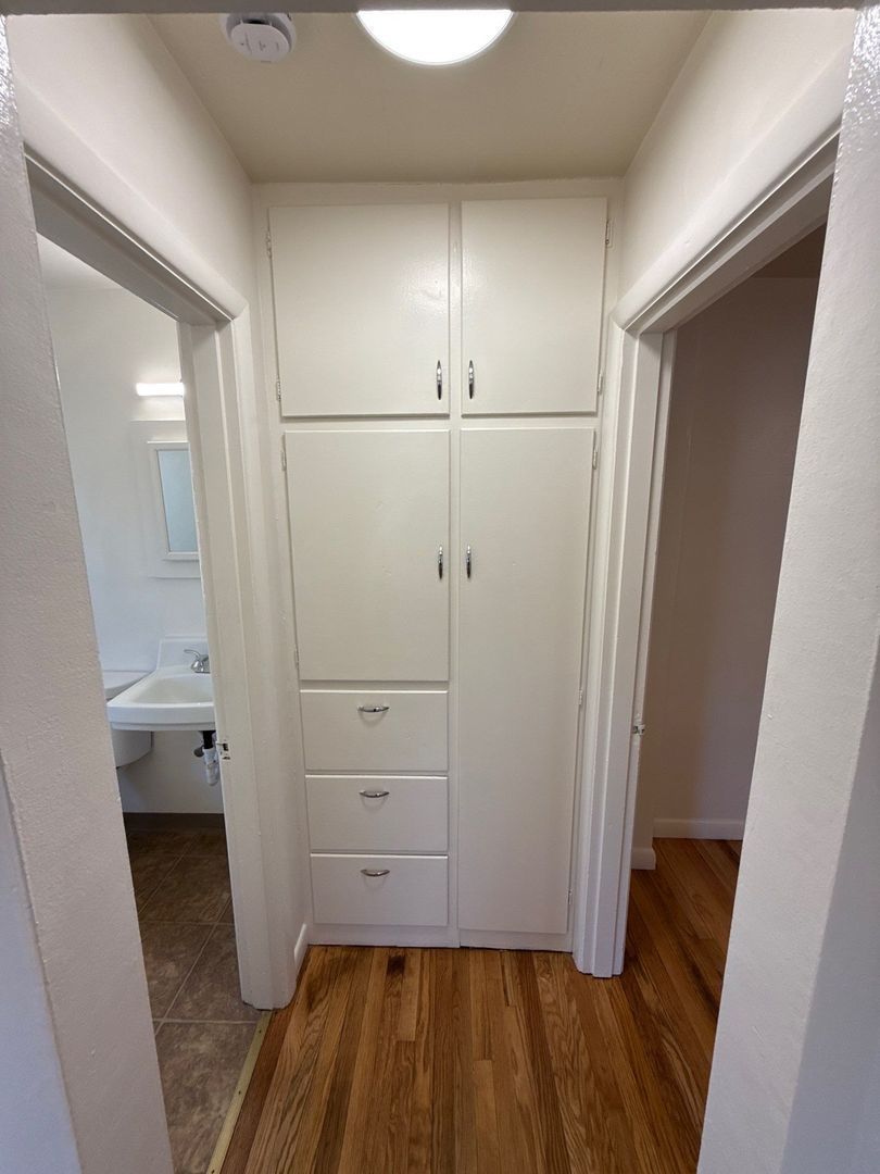 $975 First 3 Month, Charming One Bedroom Cottage! W/S/G Paid! Hardwood Flooring, AVAILABLE NOW! property image