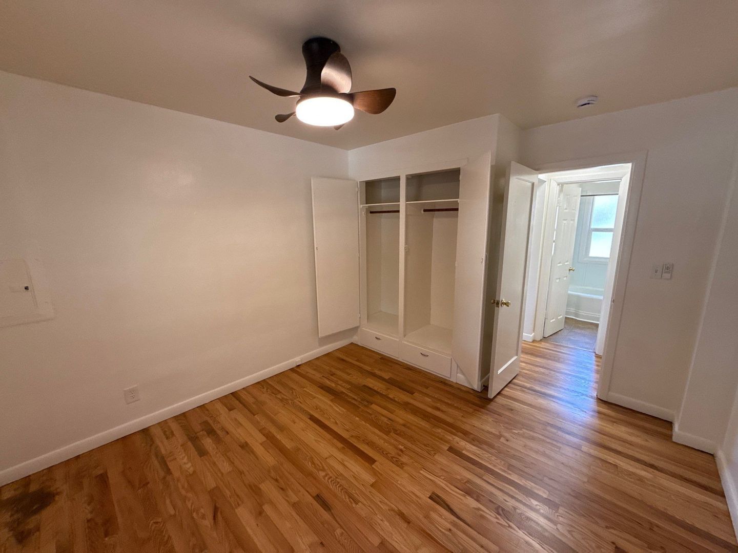 $975 First 3 Month, Charming One Bedroom Cottage! W/S/G Paid! Hardwood Flooring, AVAILABLE NOW! property image
