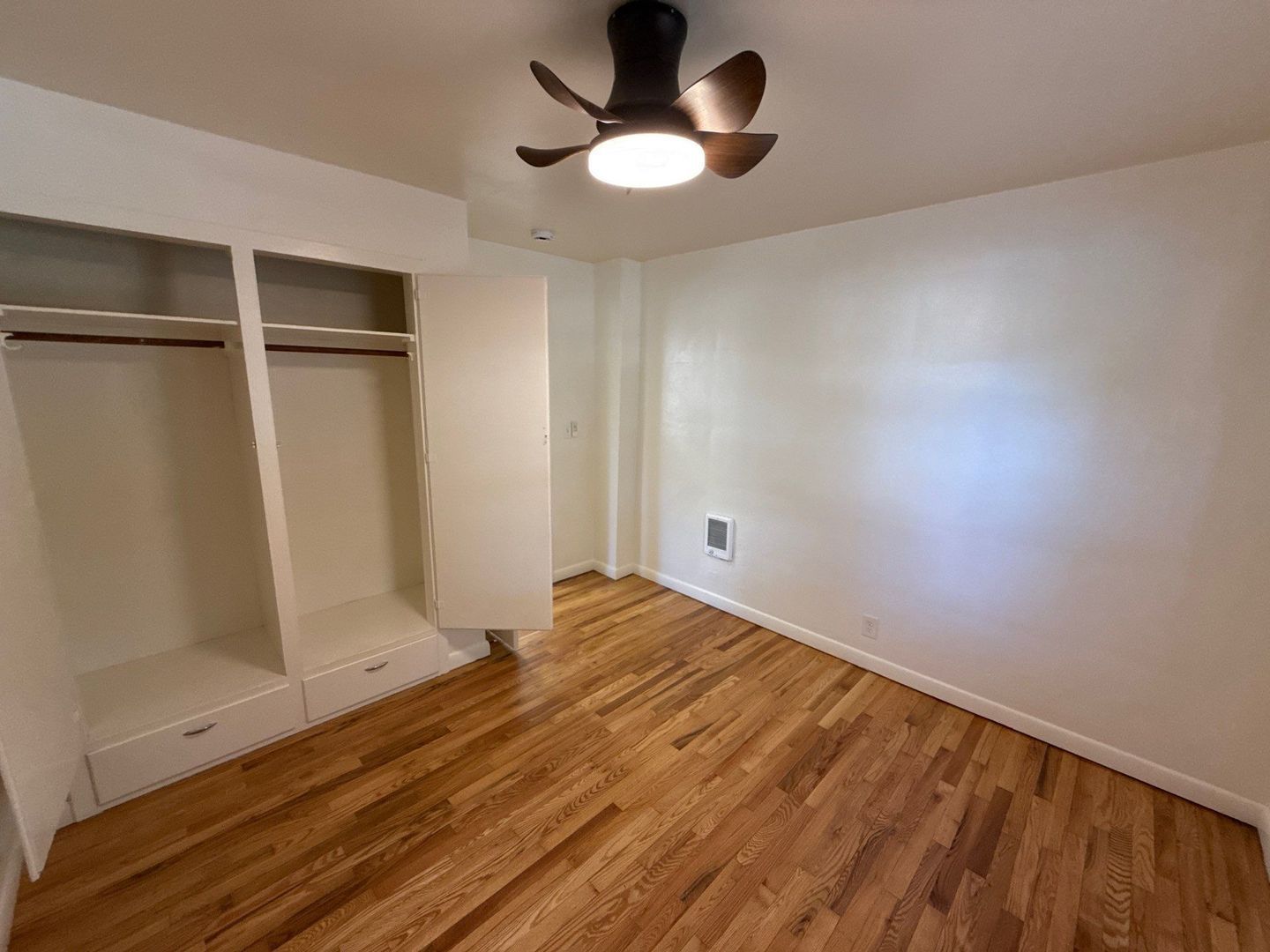 $975 First 3 Month, Charming One Bedroom Cottage! W/S/G Paid! Hardwood Flooring, AVAILABLE NOW! property image