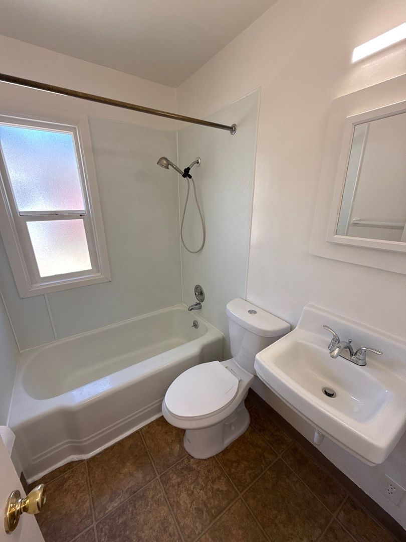 $975 First 3 Month, Charming One Bedroom Cottage! W/S/G Paid! Hardwood Flooring, AVAILABLE NOW! property image