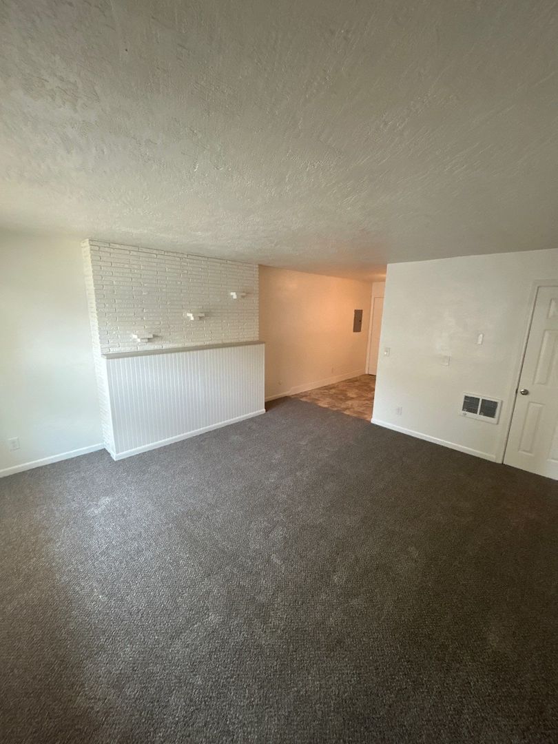 SE Salem 2 Bed, 1 Bath, Spacious Apartment, Laundry Onsite, AVAILABLE NOW! property image