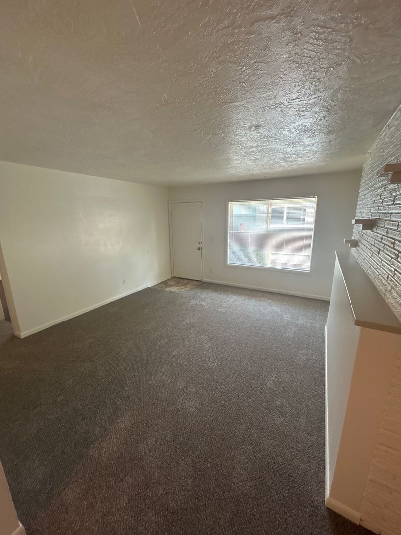 SE Salem 2 Bed, 1 Bath, Spacious Apartment, Laundry Onsite, AVAILABLE NOW! property image