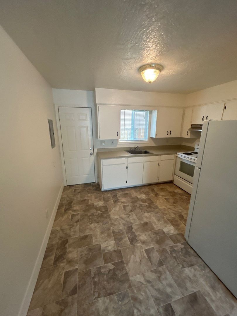 SE Salem 2 Bed, 1 Bath, Spacious Apartment, Laundry Onsite, AVAILABLE NOW! property image