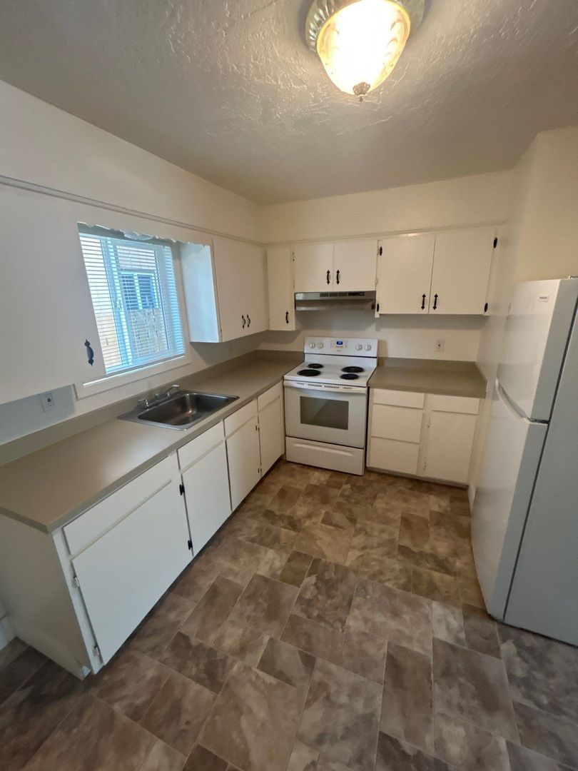 SE Salem 2 Bed, 1 Bath, Spacious Apartment, Laundry Onsite, AVAILABLE NOW! property image