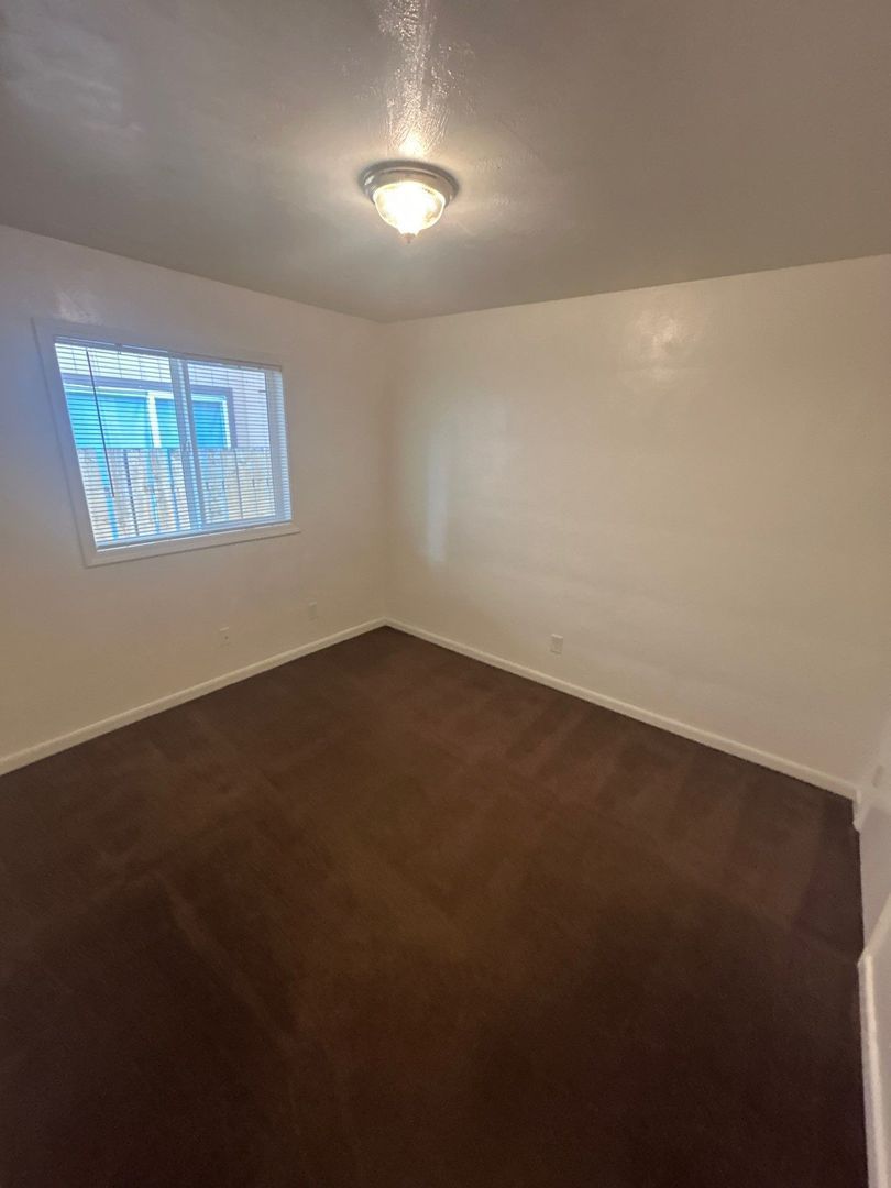 SE Salem 2 Bed, 1 Bath, Spacious Apartment, Laundry Onsite, AVAILABLE NOW! property image