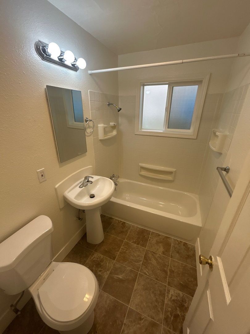SE Salem 2 Bed, 1 Bath, Spacious Apartment, Laundry Onsite, AVAILABLE NOW! property image