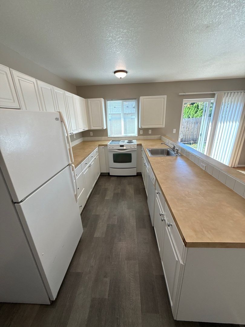 NE Salem 3 Bed 2.5 Bath, 2 Story Duplex, Fenced Yard, Garage, AVAILABLE NOW! property image