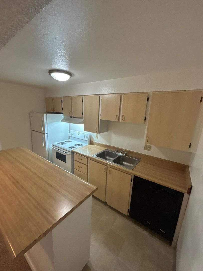 $1,025 First 3 Months, S Salem 1 Bed, 1 Bath 2nd Floor Apartment, W/S/G Paid, AVAILABLE NOW! property image