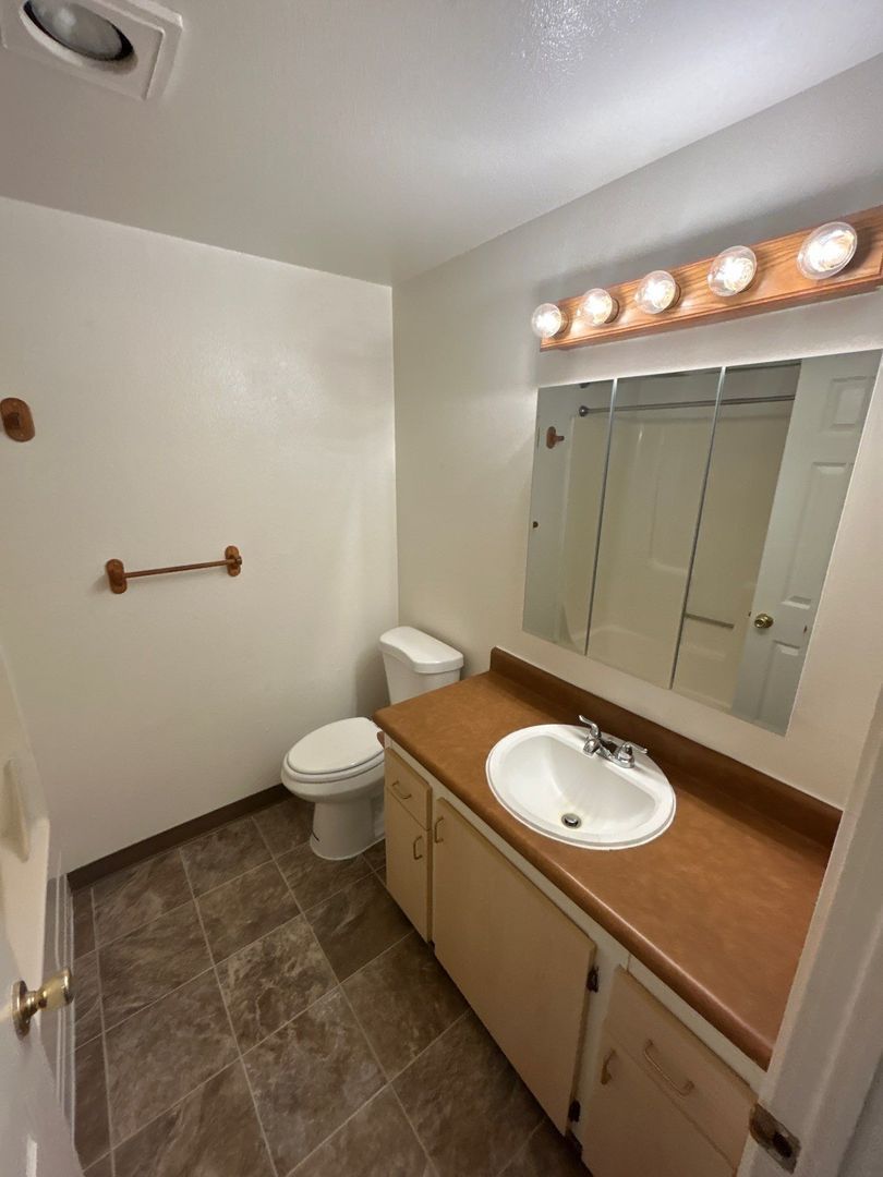 $1,025 First 3 Months, S Salem 1 Bed, 1 Bath 2nd Floor Apartment, W/S/G Paid, AVAILABLE NOW! property image