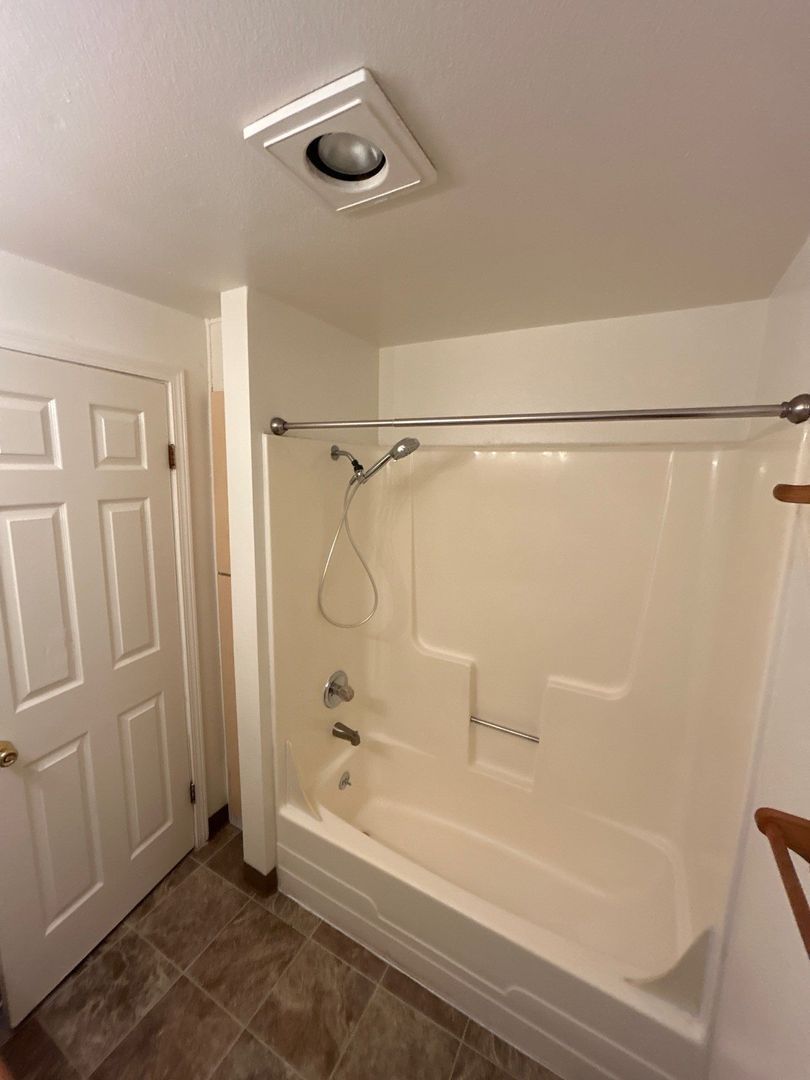 $1,025 First 3 Months, S Salem 1 Bed, 1 Bath 2nd Floor Apartment, W/S/G Paid, AVAILABLE NOW! property image