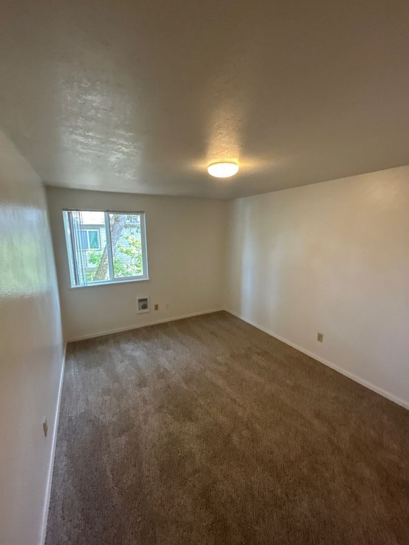 $1,025 First 3 Months, S Salem 1 Bed, 1 Bath 2nd Floor Apartment, W/S/G Paid, AVAILABLE NOW! property image