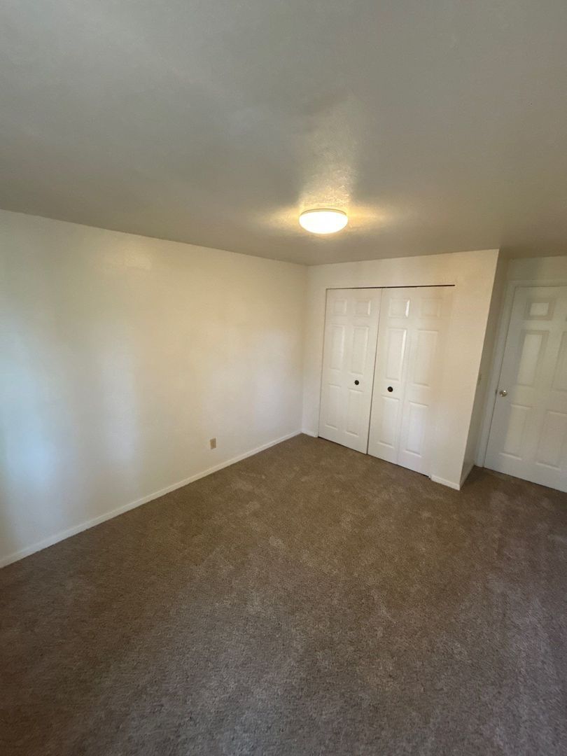$1,025 First 3 Months, S Salem 1 Bed, 1 Bath 2nd Floor Apartment, W/S/G Paid, AVAILABLE NOW! property image