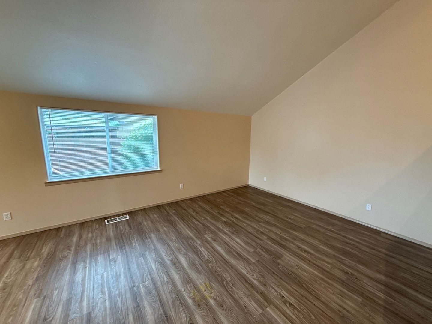Keizer 3 Bed 2 Bath Duplex, 1 Car Garage, W/S Paid, AVAILABLE NOW! property image