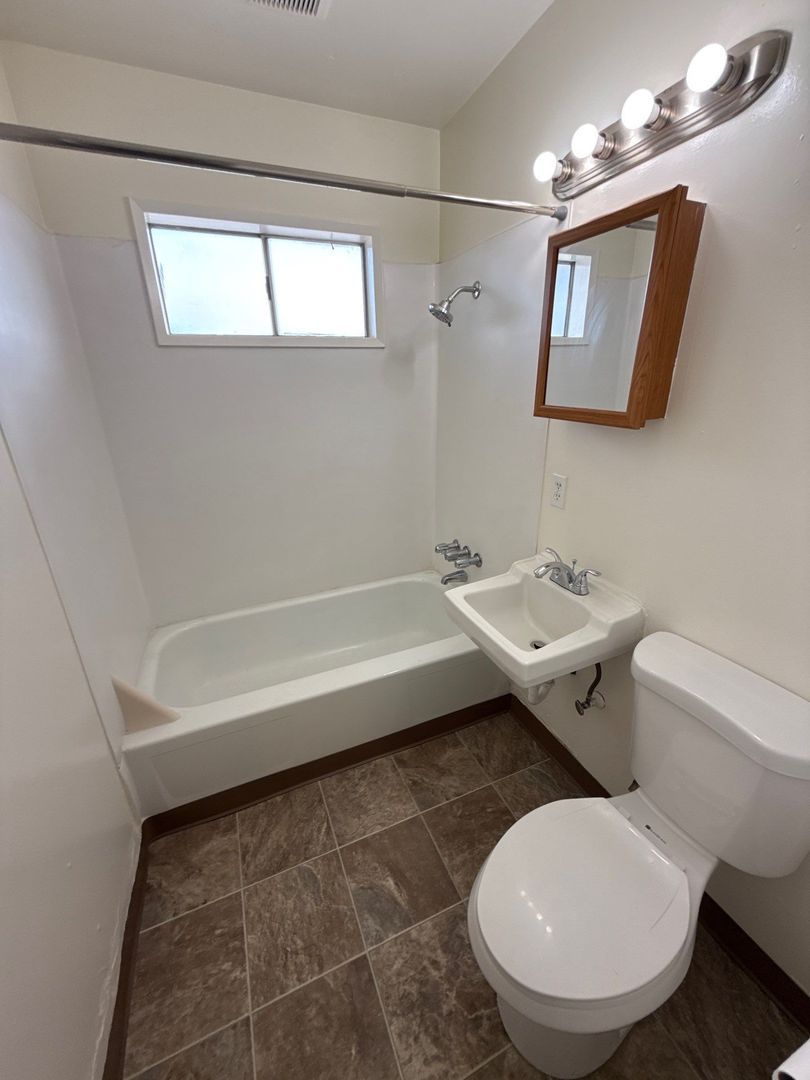 $995 First 3 Months,  SW Dallas 1 Bed 1 Bath 3rd Floor Apartment, W/S/G Paid, AVAILABLE NOW! property image
