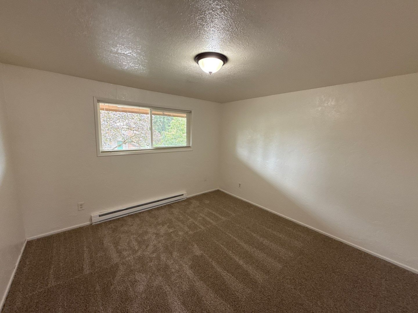 $1,095 First 6 Months, NE Salem 2 Bed 1 Bath 2nd Floor Apartment, W/S/G Paid | AVAILABLE NOW! property image