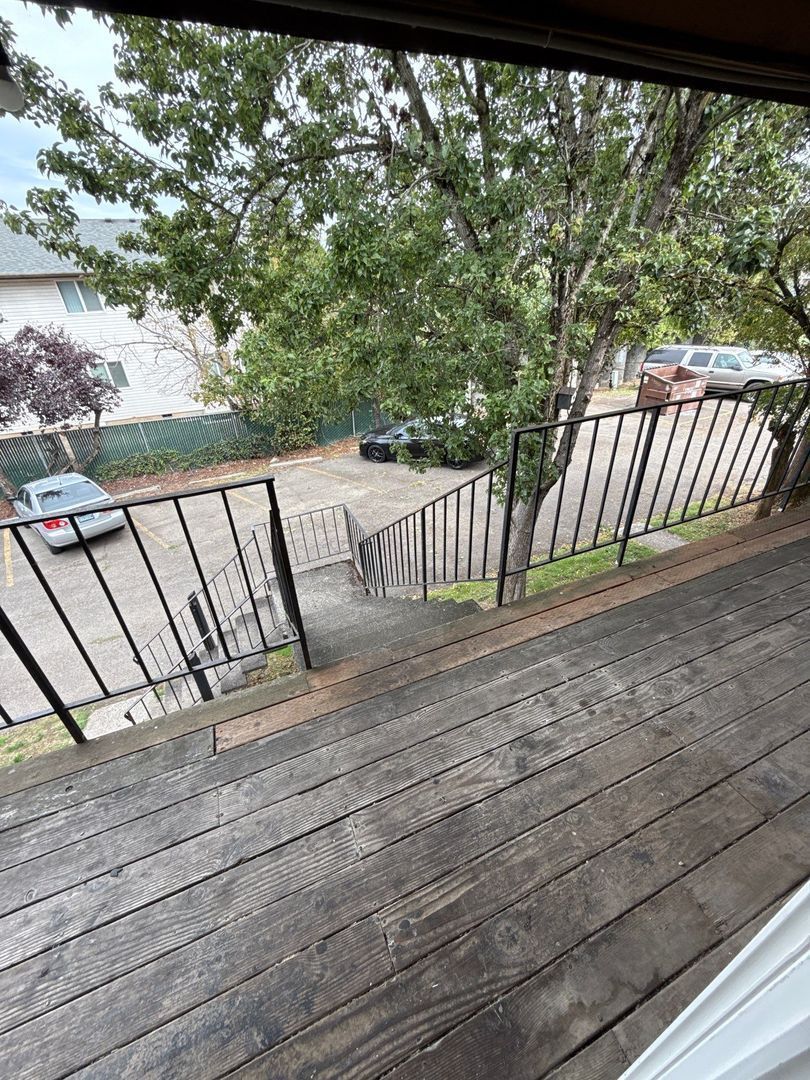 $1,095 First 6 Months, NE Salem 2 Bed 1 Bath 2nd Floor Apartment, W/S/G Paid | AVAILABLE NOW! property image