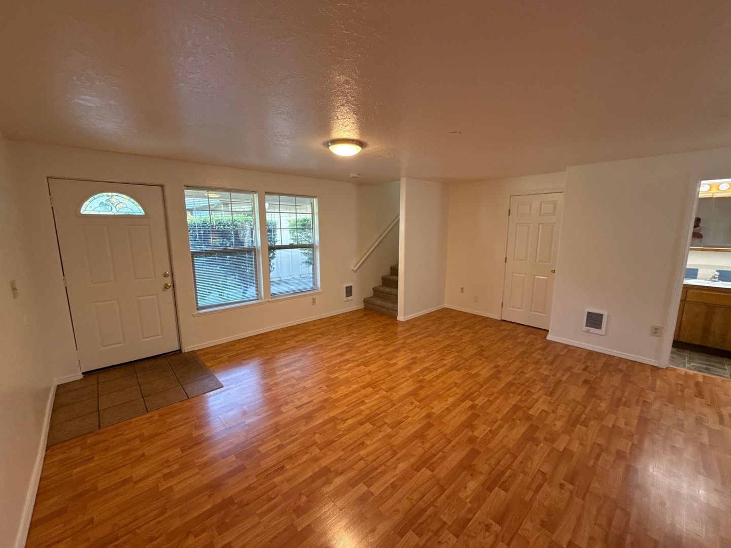 S Salem TownHouse 3 Bed, 1.5 Bath Apartment, W/D Hook-Ups, AVAILABLE NOW! property image