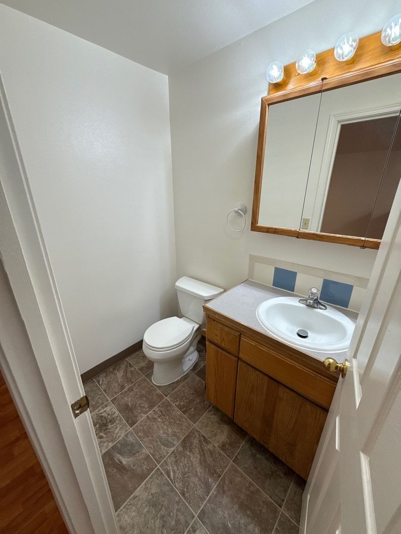S Salem TownHouse 3 Bed, 1.5 Bath Apartment, W/D Hook-Ups, AVAILABLE NOW! property image