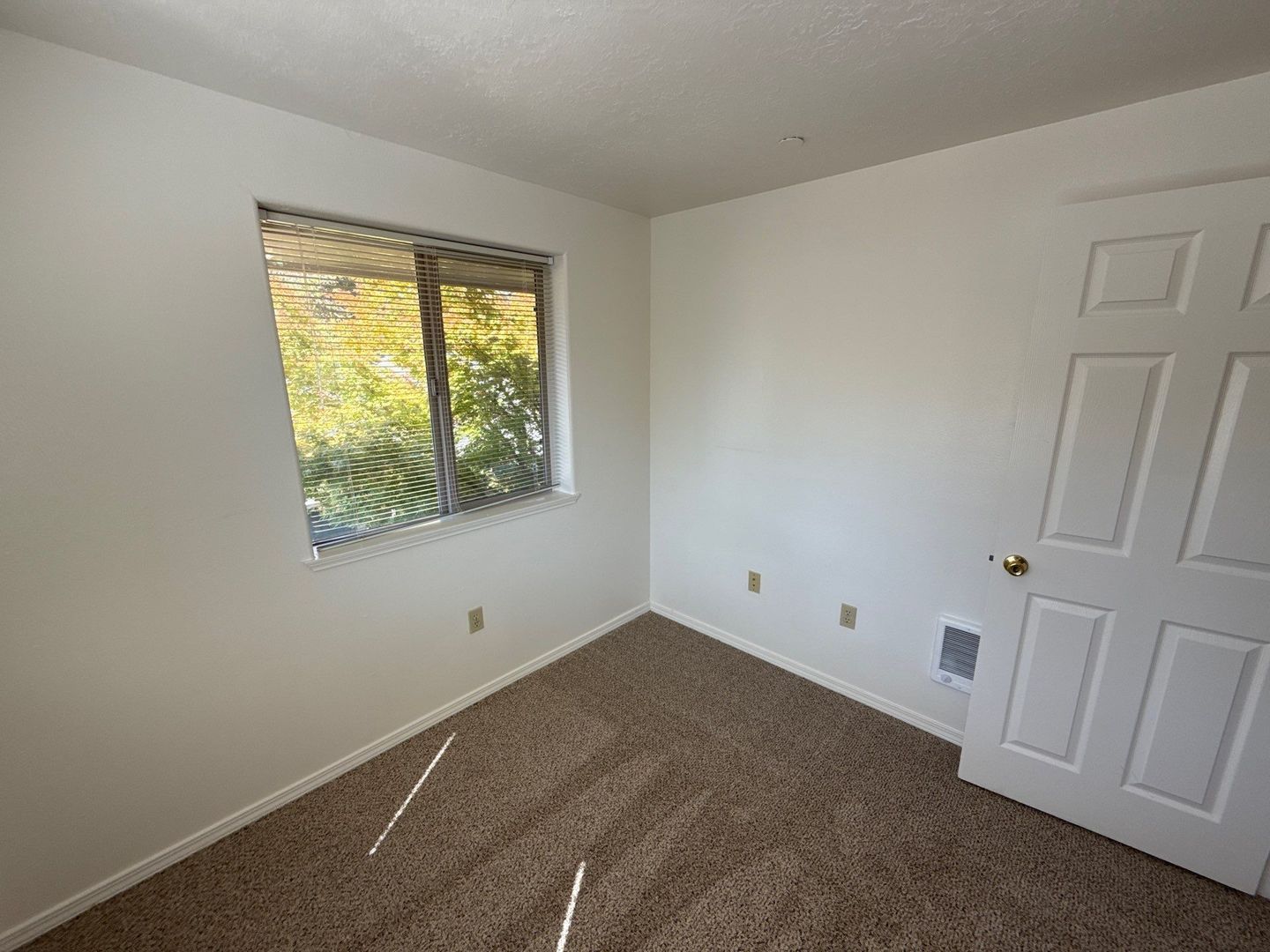 S Salem TownHouse 3 Bed, 1.5 Bath Apartment, W/D Hook-Ups, AVAILABLE NOW! property image