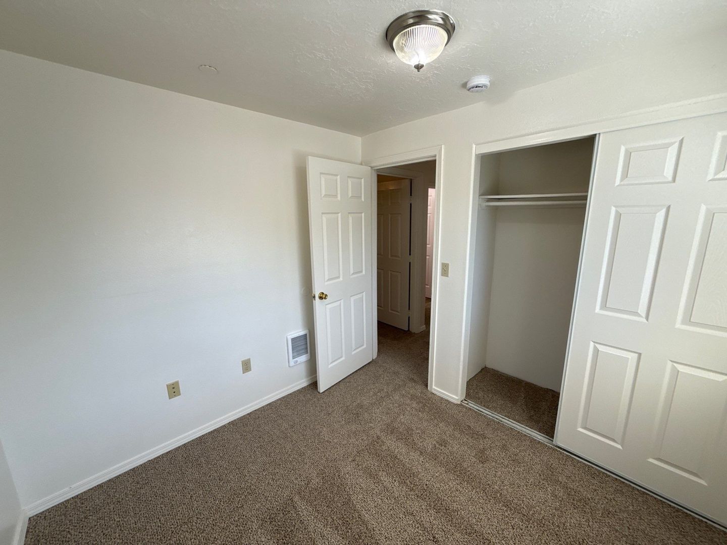 S Salem TownHouse 3 Bed, 1.5 Bath Apartment, W/D Hook-Ups, AVAILABLE NOW! property image
