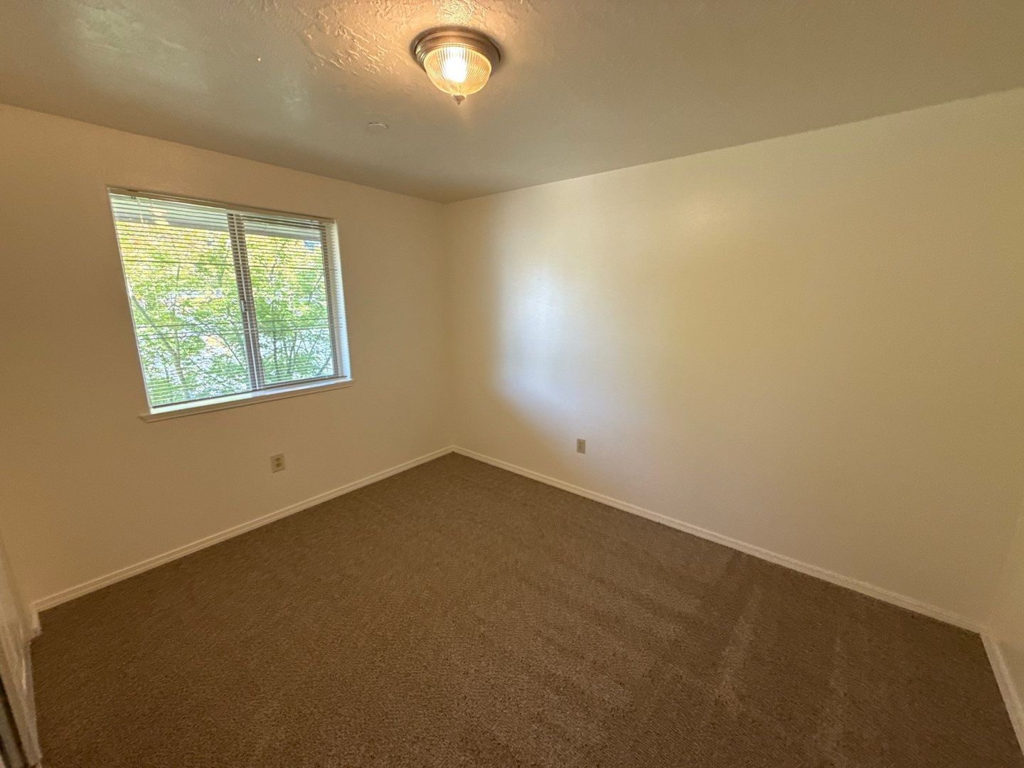 S Salem TownHouse 3 Bed, 1.5 Bath Apartment, W/D Hook-Ups, AVAILABLE NOW! property image
