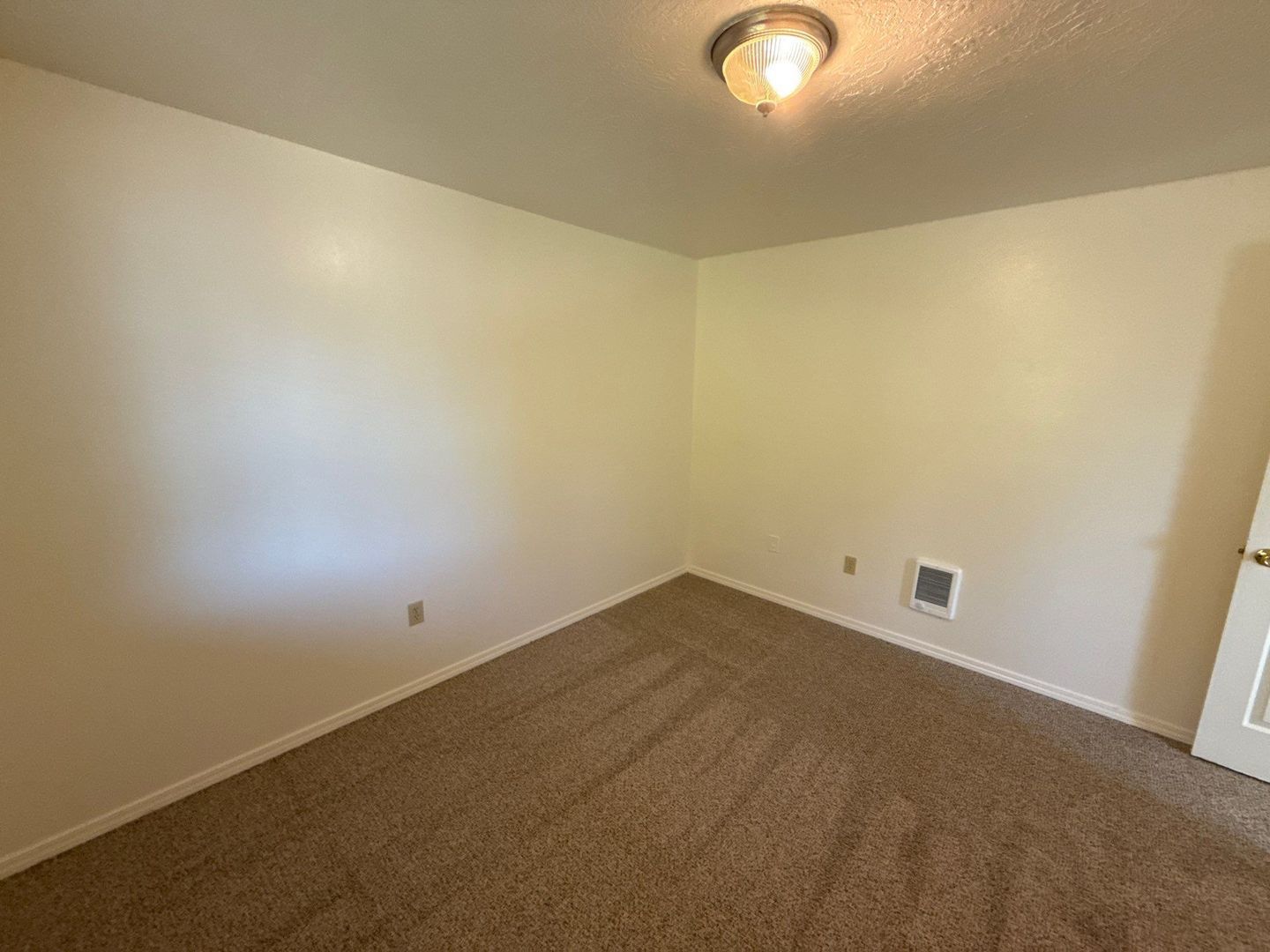 S Salem TownHouse 3 Bed, 1.5 Bath Apartment, W/D Hook-Ups, AVAILABLE NOW! property image