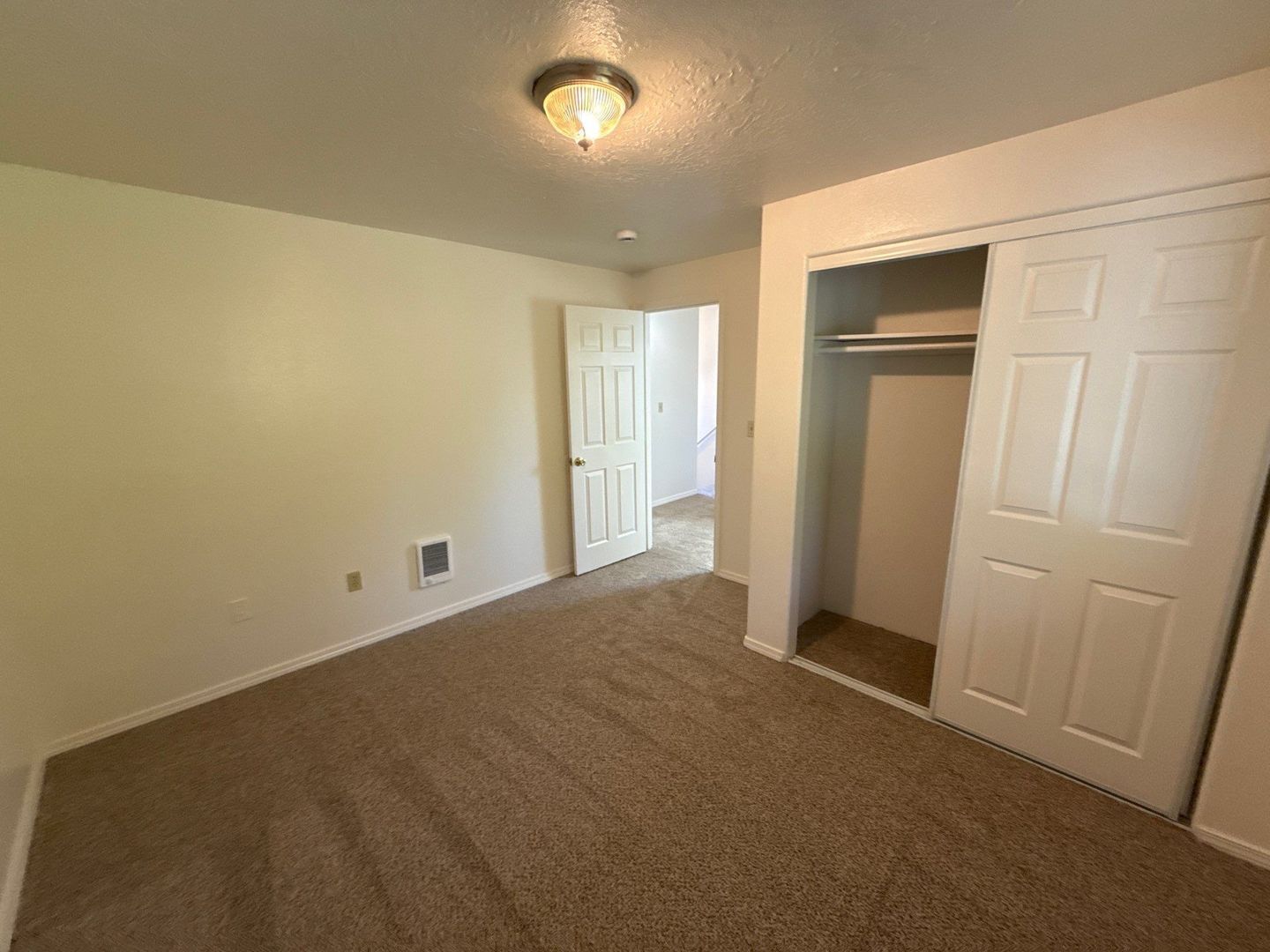 S Salem TownHouse 3 Bed, 1.5 Bath Apartment, W/D Hook-Ups, AVAILABLE NOW! property image