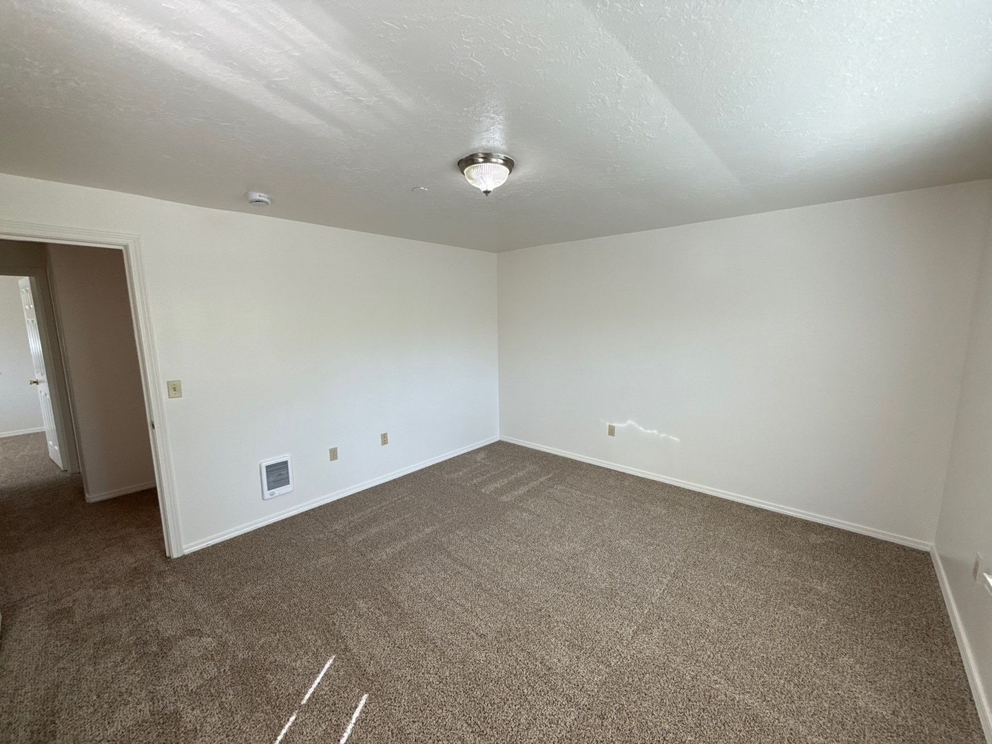 S Salem TownHouse 3 Bed, 1.5 Bath Apartment, W/D Hook-Ups, AVAILABLE NOW! property image