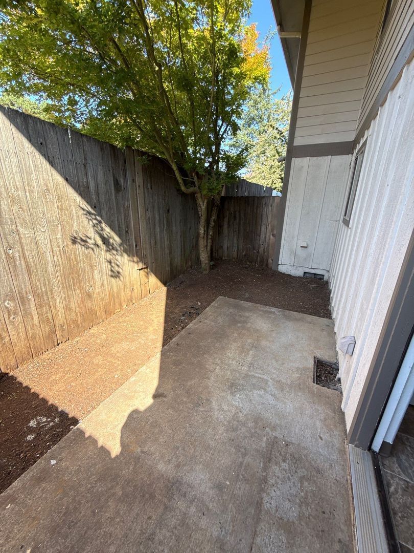 S Salem TownHouse 3 Bed, 1.5 Bath Apartment, W/D Hook-Ups, AVAILABLE NOW! property image