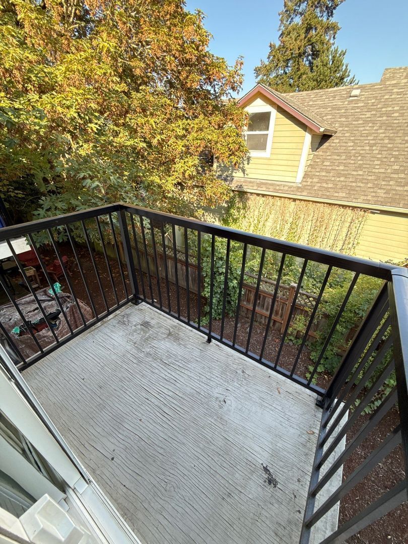 SW Albany 1 Bed, 1 Bath, 2nd Floor Apartment, Laundry On-Site, AVAILABLE NOW! property image