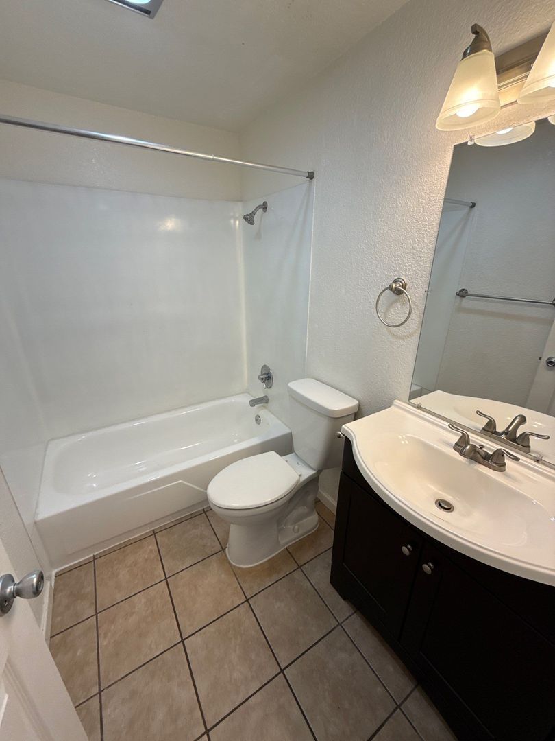 SW Albany 1 Bed, 1 Bath, 2nd Floor Apartment, Laundry On-Site, AVAILABLE NOW! property image