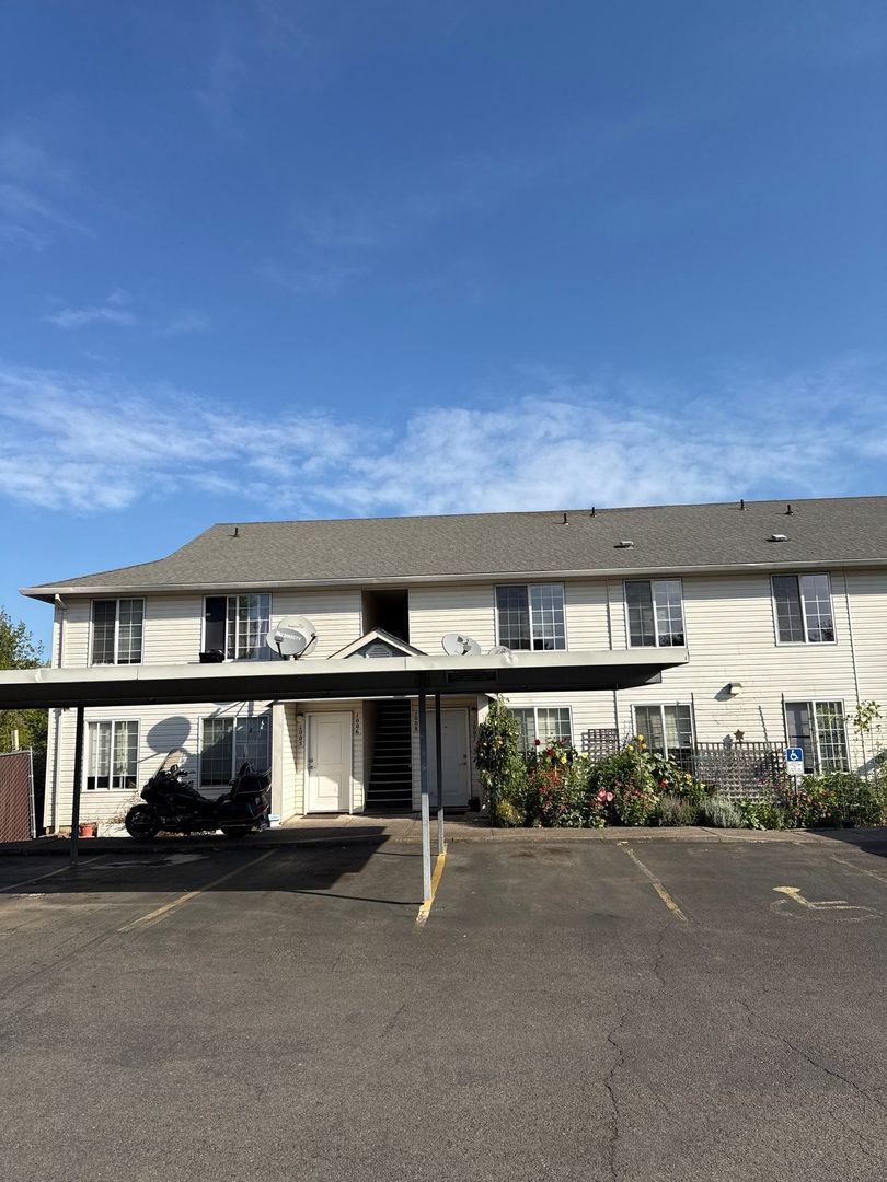 $1,295 First 6 Months, NE Silverton 2 Bed, 1 Bath, 2nd Floor Apartment, Washer & Dryer Hookups, AVAILABLE NOW! property image