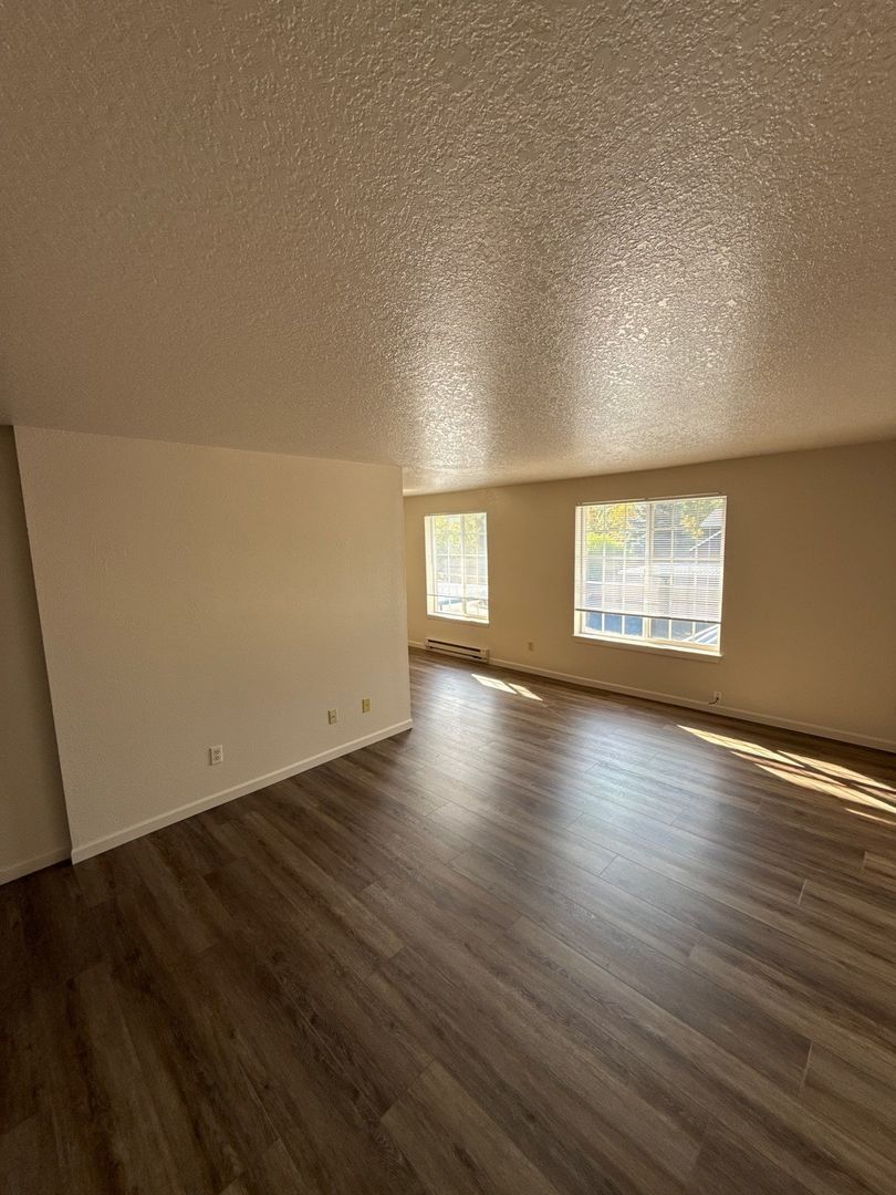 $1,295 First 6 Months, NE Silverton 2 Bed, 1 Bath, 2nd Floor Apartment, Washer & Dryer Hookups, AVAILABLE NOW! property image